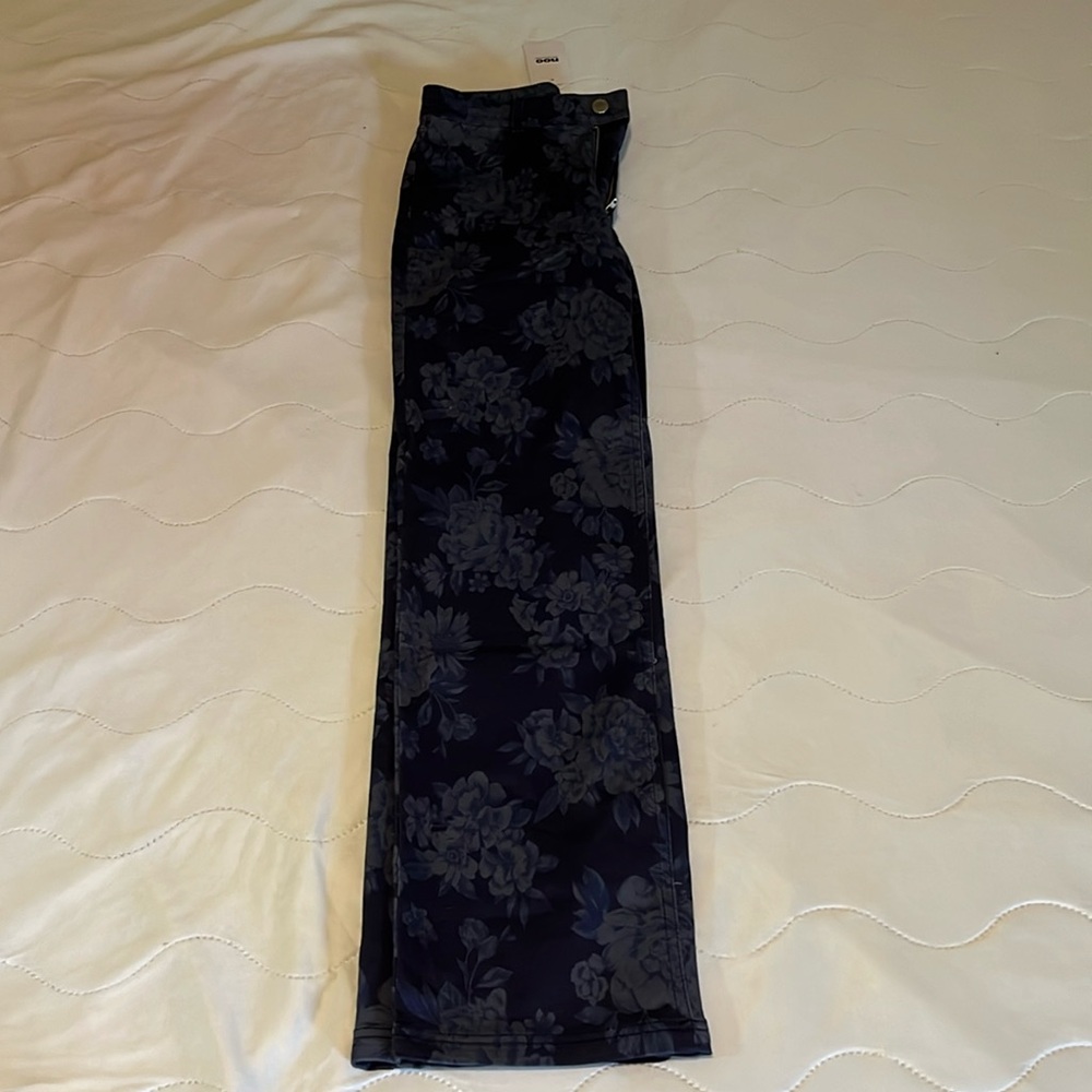 New with tags. Never Worn. Noo-Paris: Navy flower print skinny cut pants.